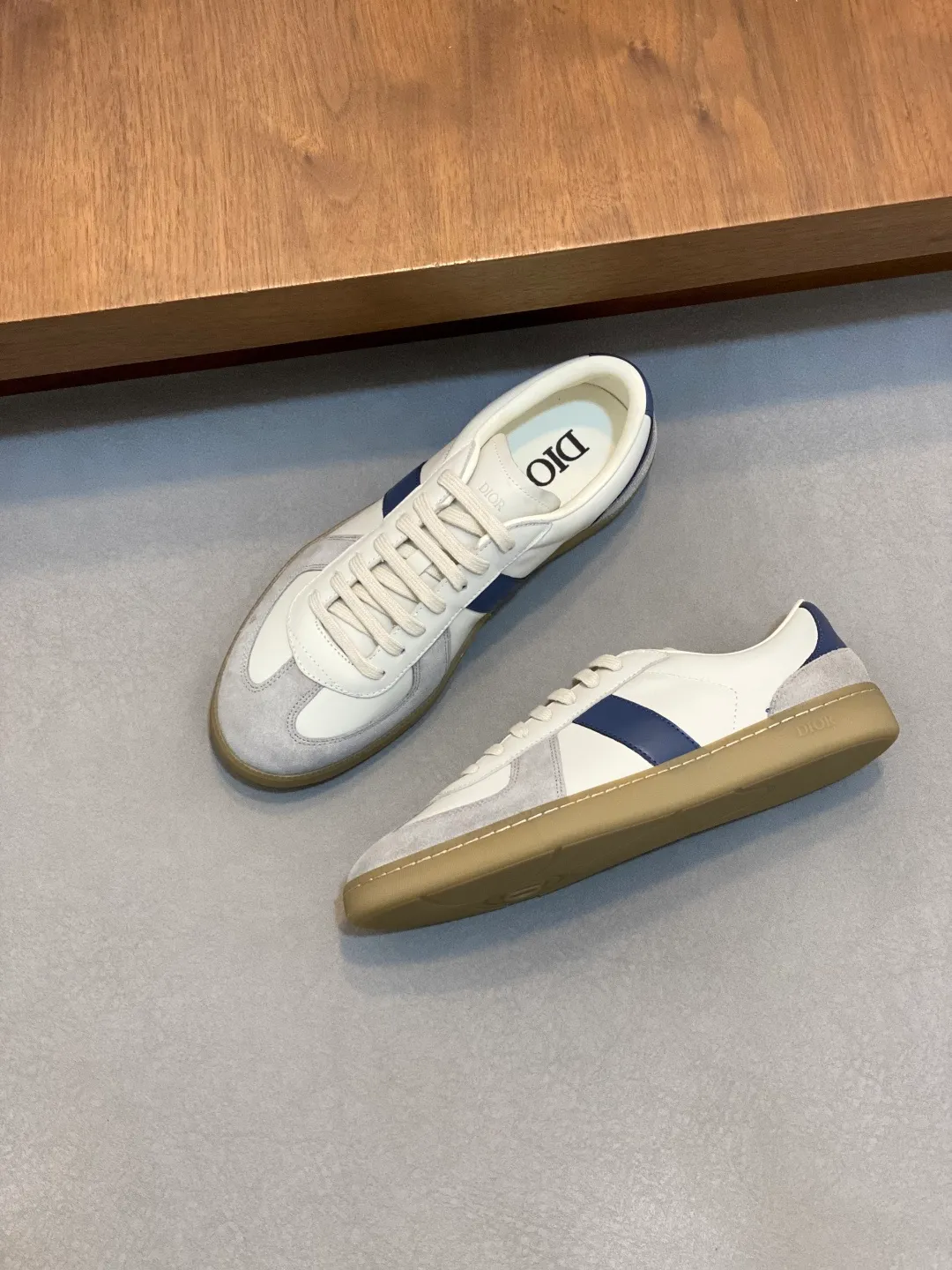 Factory price: 400💰Dior series casual sports shoes, skateboard shoes, original purchase, development and production. This sports shoe is a new product for the fall of 2023. It reinterprets the classic tennis shoes. The fashionable silhouette highlights the thick feeling. Crafted from navy and white jacquard with Oblique print and suede panels, it features a distinctive padded tongue embossed with the Dior signature, wide navy mohair laces and brass eyelets with a matte tonal finish. White rubber sole with Dior Oblique pattern, enhanced by a contrasting Dior 30 Avenue Montaigne signature on the rear. It can add fashionable temperament to casual looks. Exquisite packaging at the delivery counter 🛍📦 ▪️ Fabric: Original customized Oblique presbyopia + cowhide ▪️ Lining: Original customized sheepskin + breathable mesh ▪️ Sole: Original molded anti-slip rubber material ▪️ Bottom thickness: 4CM ▪️ Size: Men's 38-45 (38, 45, 46 customized)